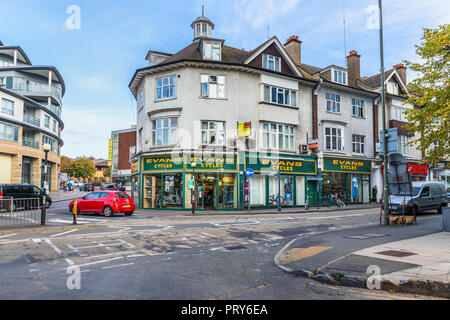 High street in bicicletta la catena di vendita al dettaglio di cicli di Evans shop nel centro di Woking, Surrey, Inghilterra sudorientale, REGNO UNITO Foto Stock