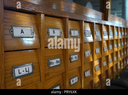 Biblioteca vecchio catalogo retrò. Legno vecchio catalogo della biblioteca vista laterale Foto Stock