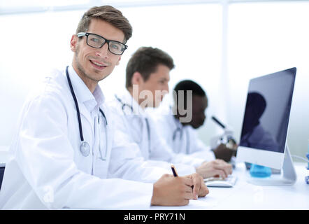 Il gruppo di medici condurre studi di laboratorio Foto Stock