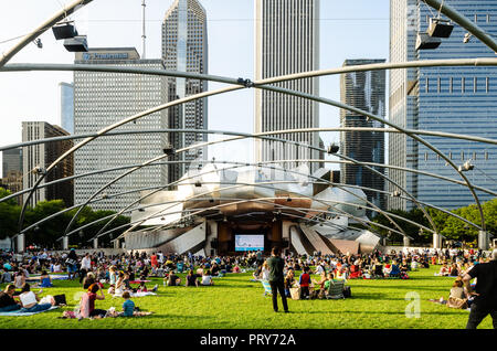 La folla guarda l'estate serie musicale presso il Jay Pritzker Pavilion di Millennium Park di Chicago, Illinois, Stati Uniti d'America Foto Stock