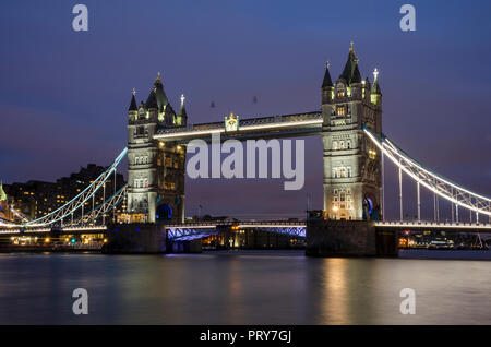 Lunga esposizione della Torre di Ponte di notte sul Tamigi a Londra, Regno Unito Foto Stock