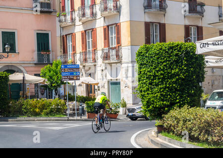 Umberto I Square, Vico Equense Centro, Sorrento Napoli Italia, italiano cartelli stradali, ciclista, vacanze estive concetto, giornata calda Foto Stock