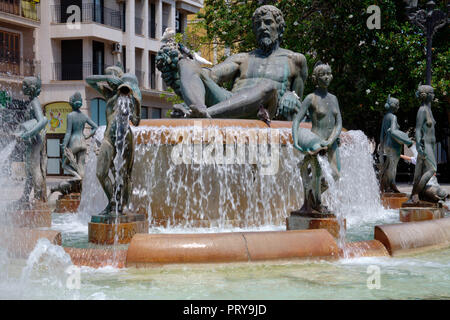 Fontana la Fuente del Turia sulla Plaza de la Virgen di Valencia, Spagna Foto Stock