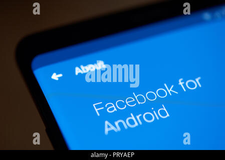 New york, Stati Uniti d'America - 4 ottobre 2018: Facebook per androind sulla schermata dello smartphone vicino la vista Foto Stock