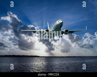 Colorato Australian Cloudscape Seascape con un passeggero in volo aereo jet vola alto in colore bianco cumulonimbus acciaio nuvoloso cielo blu. Foto Stock