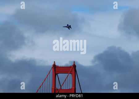 Blue Angels vola vicino al Golden Gate Bridge di San Francisco, California USA Foto Stock