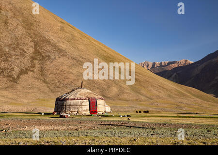 Yurta kirghisa a sunrise ora d'oro nella remota valle Pshart nel Pamir Mountains, Gorno-Badakhshan Regione autonoma, Tagikistan. Foto Stock