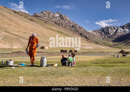 I nomadi del Kirghizistan rendere qurut nella remota valle Pshart nel Pamir Mountains, Gorno-Badakhshan Regione autonoma, Tagikistan. Foto Stock