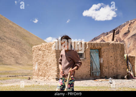 Giovani nomadi del Kirghizistan ragazza rende qurut freschi, un yak prodotto caseario, Pshart Valle del Pamir Mountains, Gorno-Badakhshan Regione autonoma, Tagikistan. Foto Stock