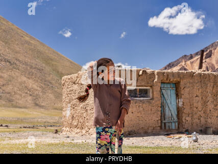 Giovani nomadi del Kirghizistan ragazza rende qurut freschi, un yak prodotto caseario, Pshart Valle del Pamir Mountains, Gorno-Badakhshan Regione autonoma, Tagikistan. Foto Stock