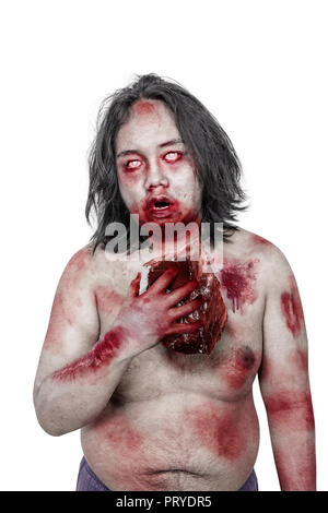 Ritratto di zombie asiatici uomo azienda carne sanguinante in piedi isolato su sfondo bianco Foto Stock