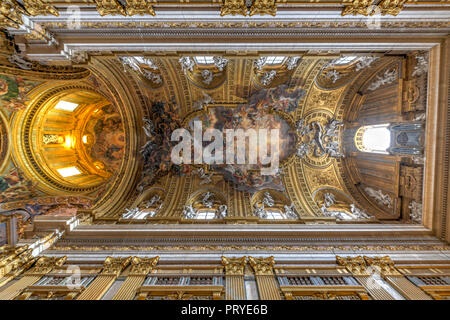 Roma, Italia - 24 Marzo 2018: la volta con il "Trionfo del nome di Gesù' da Giovanni Battista Gaulli, nella Chiesa del Gesù a Roma, Italia Foto Stock