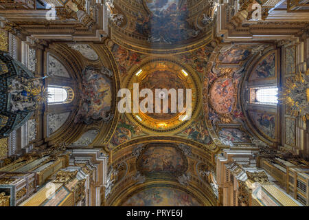 Roma, Italia - 24 Marzo 2018: interni ornati di Chiesa del Gesu in Roma, Italia. Foto Stock