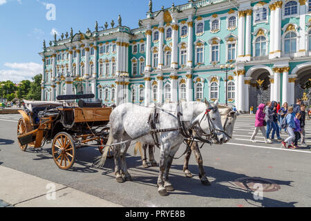 RUSSIA, San Pietroburgo, 30 maggio 2018: bella aperta carrello in legno, sfruttando da due cavalli bianchi si erge nella piazza in attesa di turisti Foto Stock