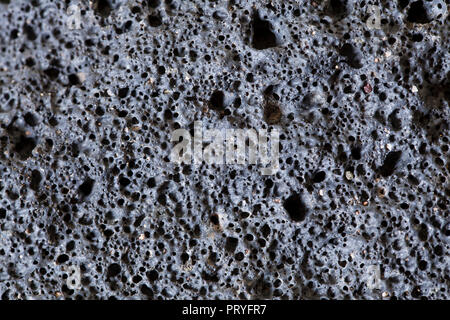 Close up di roccia ignea (le scorie, la roccia vulcanica, roccia lavica - macro) mostra vescicole, trovata nel deserto di Mojave in California - USA Foto Stock