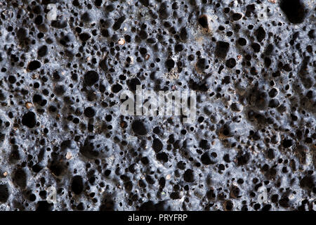 Close up di roccia ignea (le scorie, la roccia vulcanica, roccia lavica - macro) mostra vescicole, trovata nel deserto di Mojave in California - USA Foto Stock