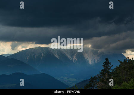 Monteneve prima della tempesta e grandine Foto Stock