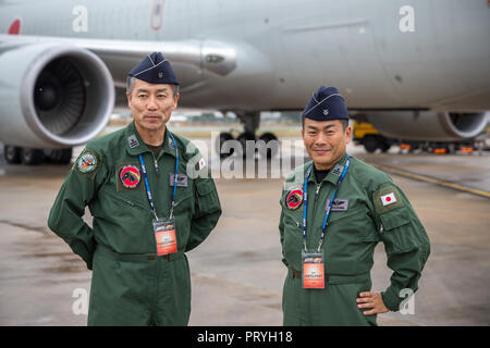 Japan Air Self Defense Force (JASDF) Equipaggio di aria da 404 Squadrone, 1st Tactical Airlift Wing nella parte anteriore di un Boeing 767 velivoli da trasporto. Foto Stock