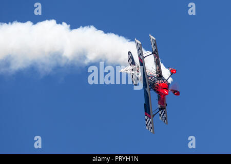 Saltare Stewart battenti la sua altamente modificata Pitts S-2S Prometeo biplanare Foto Stock