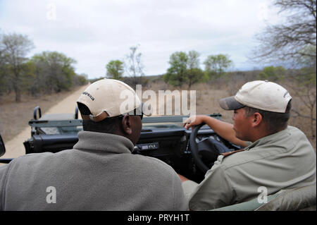 Due rangers in una jeep toyota su safari a Kapama Game Reserve, nel parco nazionale di Kruger, Sud Africa Foto Stock