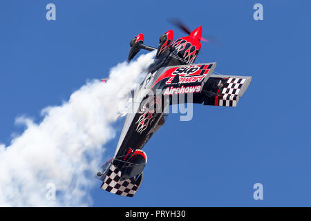 Saltare Stewart battenti la sua altamente modificata Pitts S-2S Prometeo biplanare Foto Stock