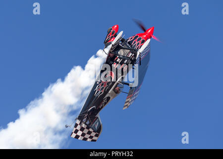Saltare Stewart battenti la sua altamente modificata Pitts S-2S Prometeo biplanare Foto Stock