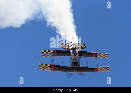 Saltare Stewart battenti la sua altamente modificata Pitts S-2S Prometeo biplanare Foto Stock