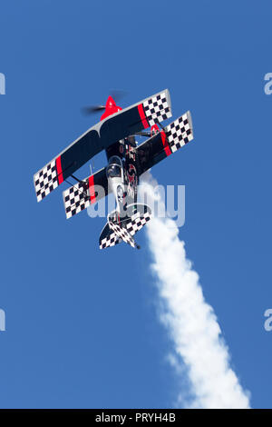 Saltare Stewart battenti la sua altamente modificata Pitts S-2S Prometeo biplanare Foto Stock