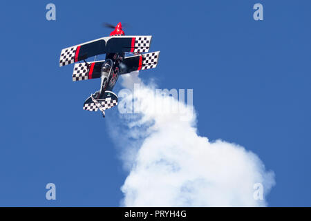 Saltare Stewart battenti la sua altamente modificata Pitts S-2S Prometeo biplanare Foto Stock