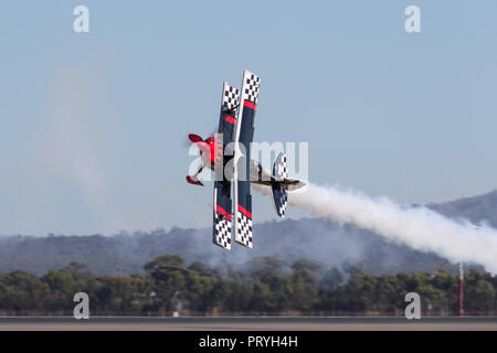 Saltare Stewart battenti la sua altamente modificata Pitts S-2S Prometeo biplanare Foto Stock