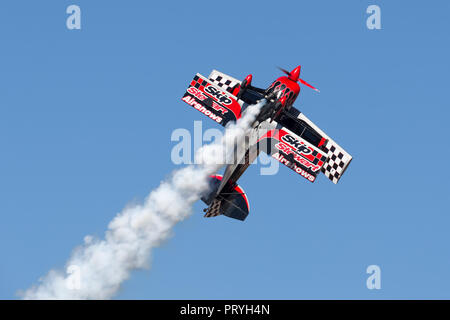 Saltare Stewart battenti la sua altamente modificata Pitts S-2S Prometeo biplanare Foto Stock