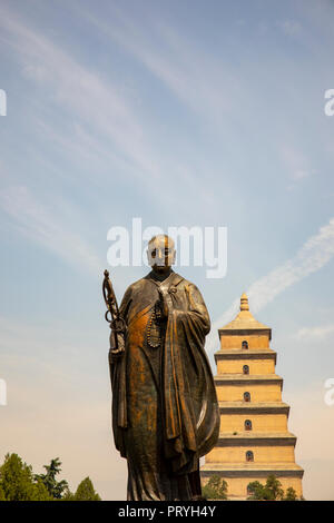 Statua del monaco Xuanzang al di fuori del Grande Pagoda dell'Oca Selvaggia, un sito Patrimonio Mondiale dell'UNESCO, a Xi'an, Shaanxi Provvidenza, Cina. Foto Stock