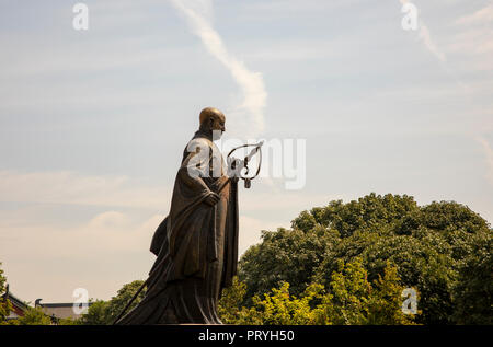 Statua del monaco Xuanzang al di fuori del Grande Pagoda dell'Oca Selvaggia, un sito Patrimonio Mondiale dell'UNESCO, a Xi'an, Shaanxi Provvidenza, Cina. Foto Stock