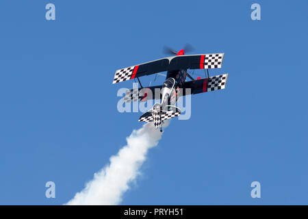 Saltare Stewart battenti la sua altamente modificata Pitts S-2S Prometeo biplanare Foto Stock
