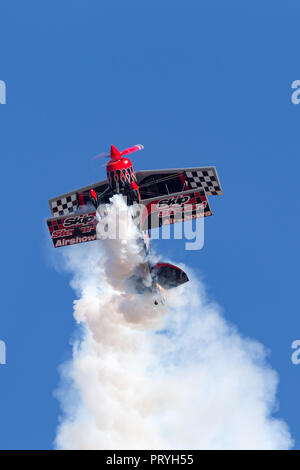 Saltare Stewart battenti la sua altamente modificata Pitts S-2S Prometeo biplanare Foto Stock