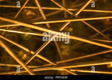 Dettagliata Metalic moderna scultura astratta nel paesaggio urbano Foto Stock