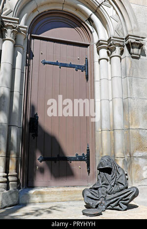 Timothy Schmalz' scultura di Gesù come un mendicante simboleggia la carità e la compassione per i meno fortunati si trova al di fuori di vecchia chiesa di pietra in Cleveland OH Foto Stock