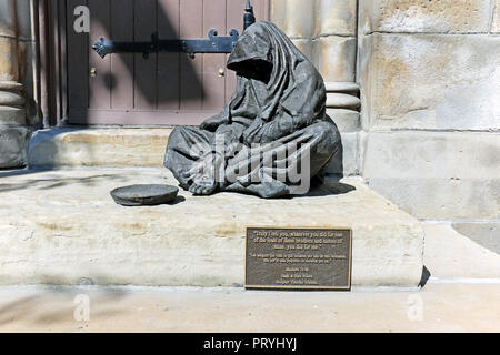 Timothy Schmalz' scultura di Gesù come un mendicante simboleggia la carità e la compassione per i meno fortunati si trova al di fuori di vecchia chiesa di pietra in Cleveland OH Foto Stock