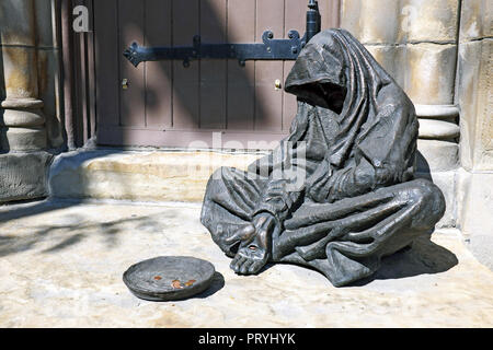 Gesù il mendicante scultura basato su Matteo 25:40, creato da Timothy Schmalz, si trova al di fuori della vecchia chiesa di pietra in Cleveland, Ohio, USA. Foto Stock