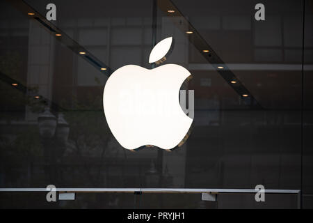 Portland, O / STATI UNITI D'America - 21 Giugno 2018: il logo Apple sul negozio su 4° Avenue nel centro di Portland. Foto Stock
