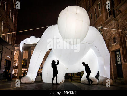 I membri del pubblico di interagire con un'opera d'arte durante la prima notte di luce notte di Leeds, uno dei più grande del Regno Unito di arti annuale e la luce del festival, in Leeds. Foto Stock