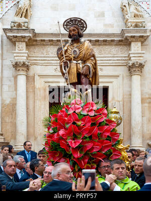 Modugno, Italia - 24 settembre 2017 - ITALIA: La statua di San Rocco è portato fuori della chiesa e portato in processione per le strade di Modug Foto Stock