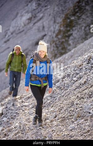 Austria, Innsbruck, Nordkette, scalatori camminando verso il punto di partenza Foto Stock