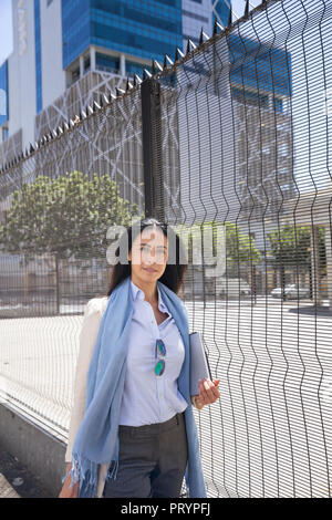 Imprenditrice passeggiate in città Foto Stock