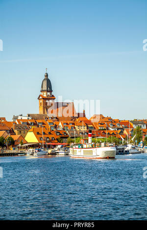 Germania, Meclemburgo-Pomerania, Waren an der Mueritz, città vecchia, tourboat a porto Foto Stock