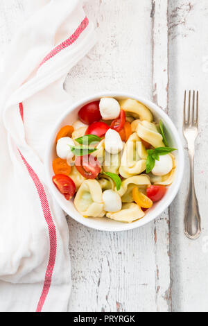 Tortellini con insalata di pomodoro, mozzarella e basilico Foto Stock