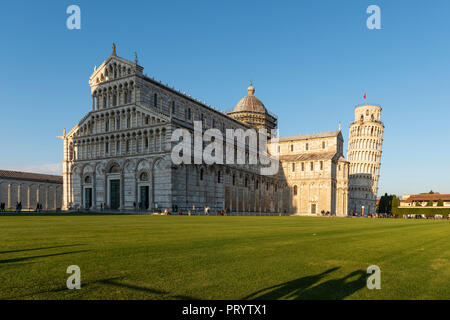 L'Italia, Toscana, Pisa, vista del Duomo di Pisa e la Torre Pendente di Pisa da Piazza dei Miracoli nella luce della sera Foto Stock