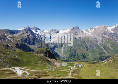 L'Austria, il Grossglockner Strada alpina, vista da Edelweissspitze al Grosses Wiesbachhorn e Grossglockner Foto Stock