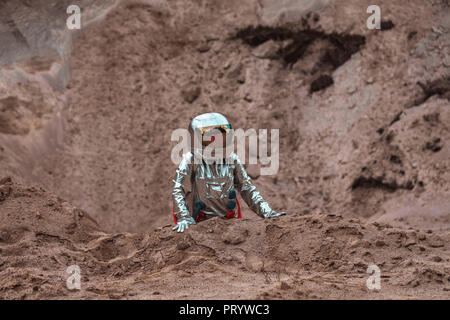 Spaceman esplorando il pianeta anonimi Foto Stock