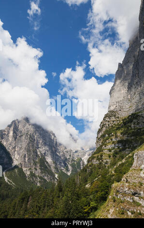 L'Italia, Trentino Dolomiti di Brenta e il Parco Naturale Adamello Brenta, Croz dell' altissimo a destra Foto Stock